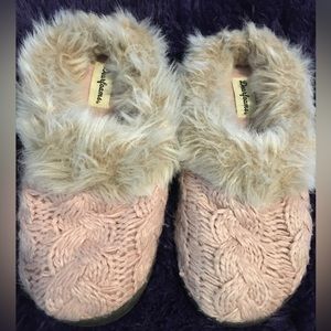 Woman’s DearFoams Slippers.